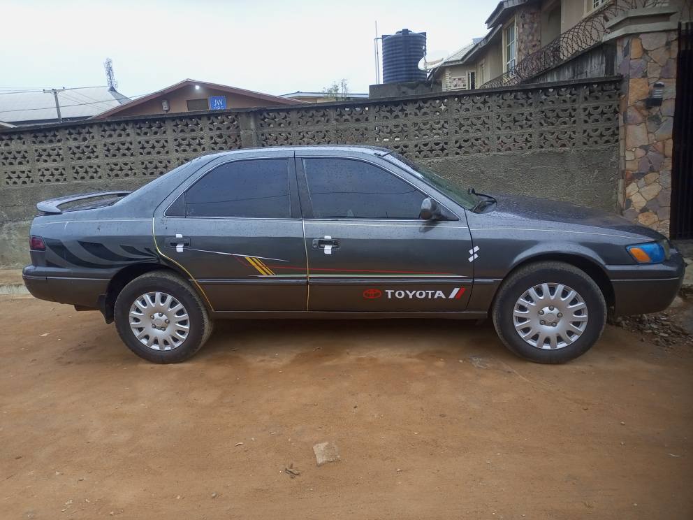 A picture of 2000 camry