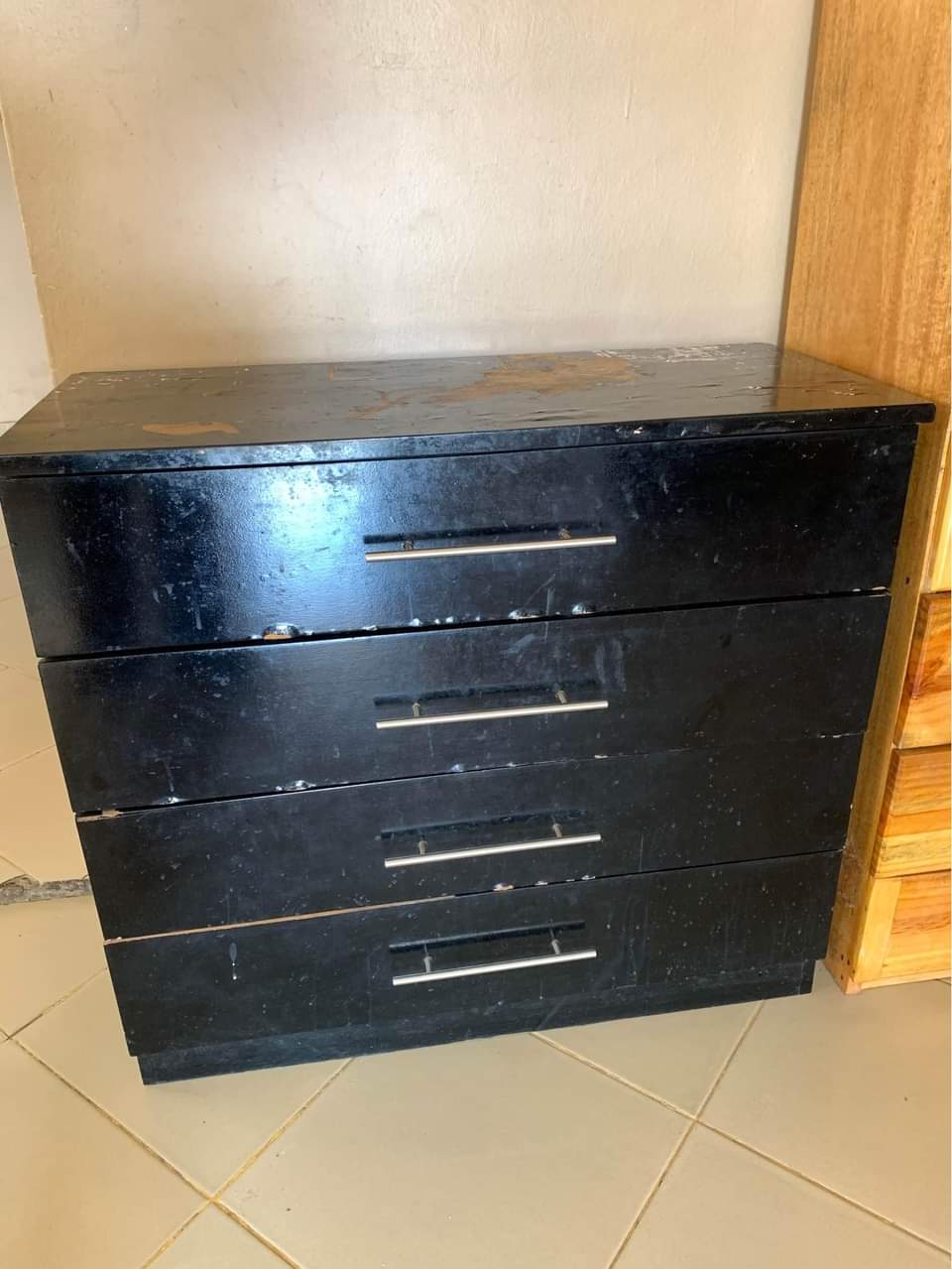 A picture of Ches drawer Inahitaji rangi mpya Piga 0693422338