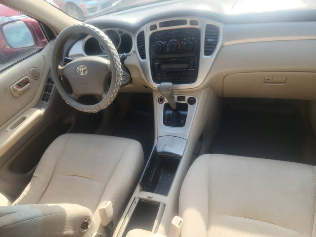 A picture of sharp Toyota Highlander 06