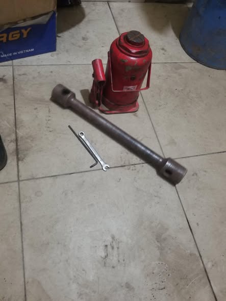 A picture of Hydraulic jack ya magari