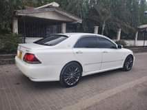 A picture of Toyota crown gari nzuri hainatatizo lolote