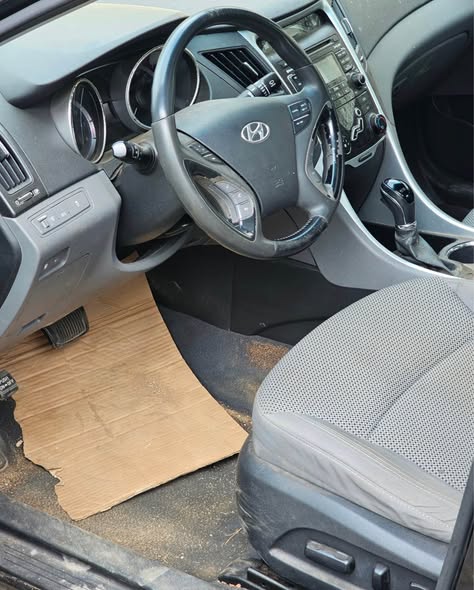 A picture of HYUNDAI SONATA 2012