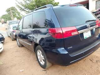 A picture of Toyota sienna 05 model
