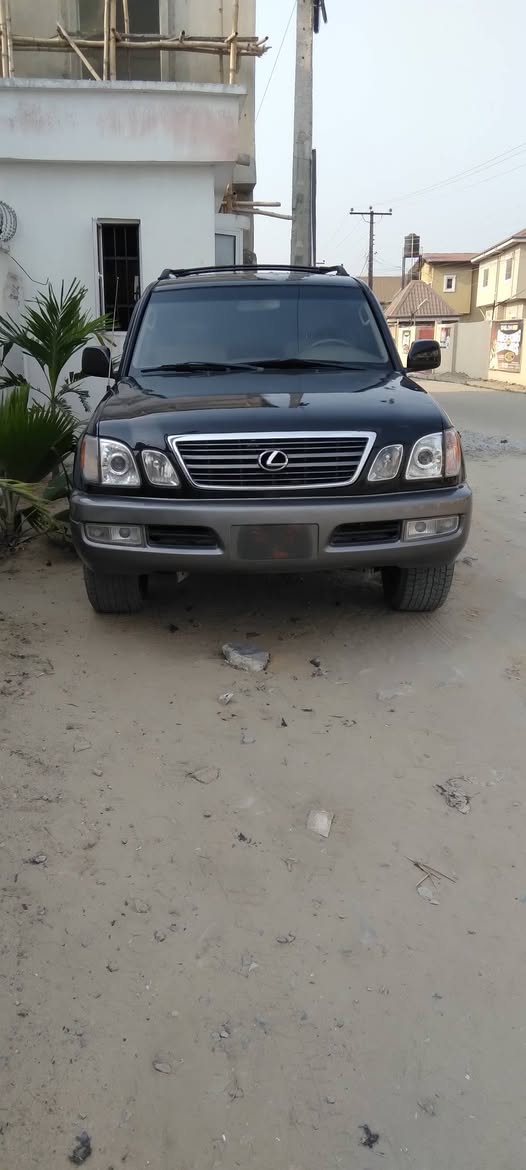 A picture of Toyota lexus 470