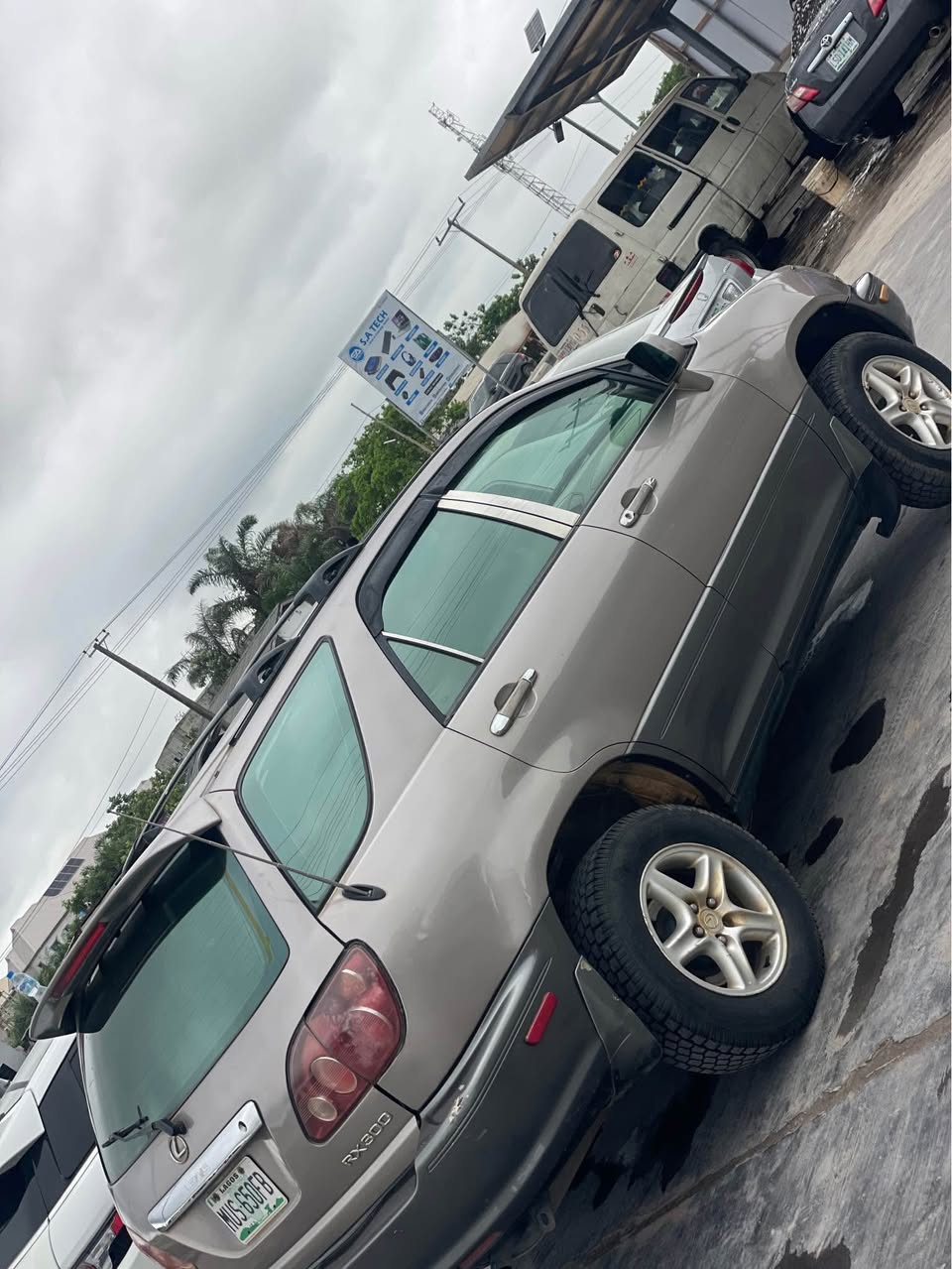 A picture of 2000 Lexus rx300
