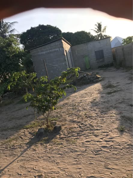 A picture of nauza nyumba ipo kigamboni mbutu vyumba vinne viwili bado milango