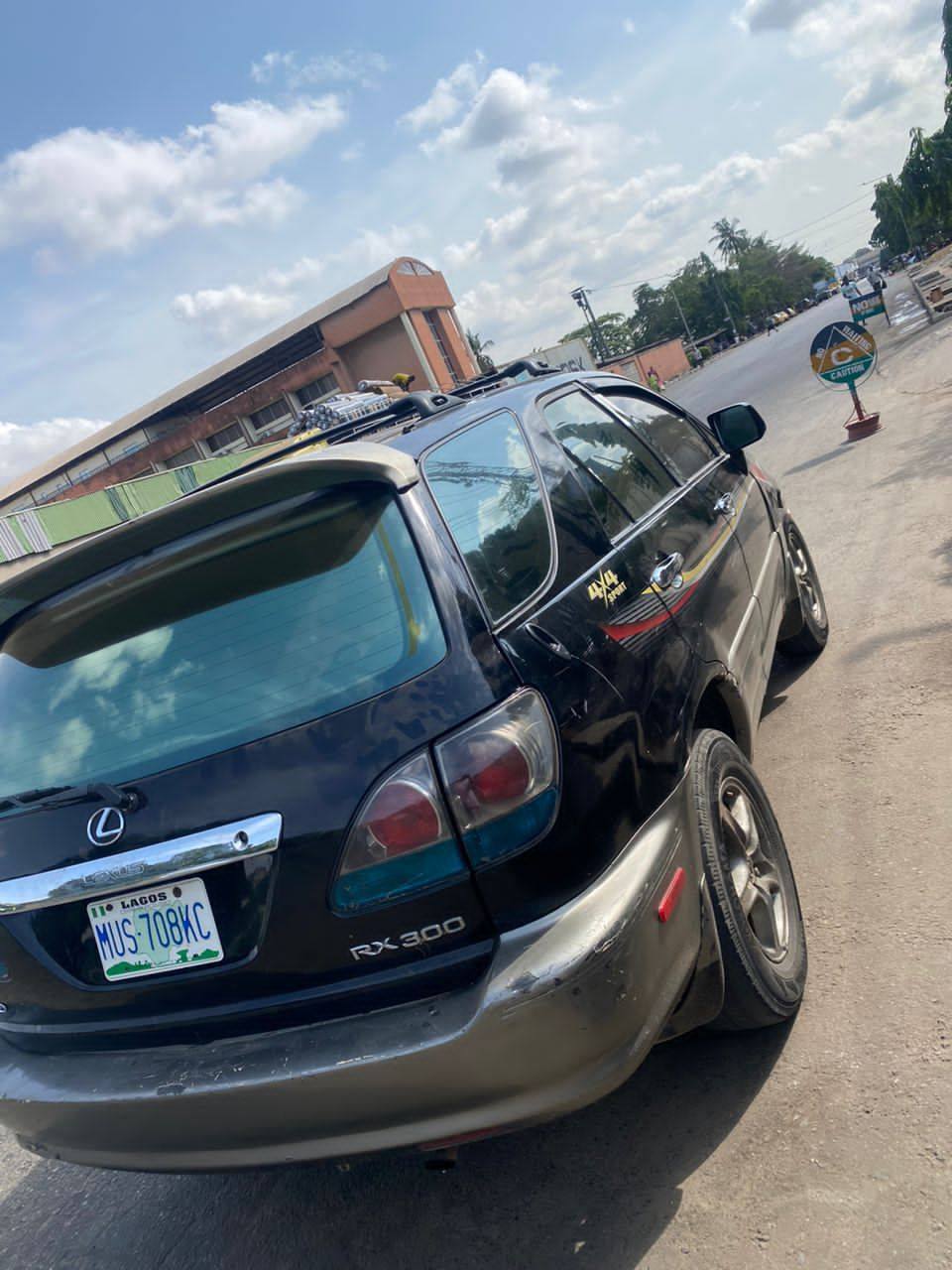 A picture of Lexus rx 300 2002 awoof deals