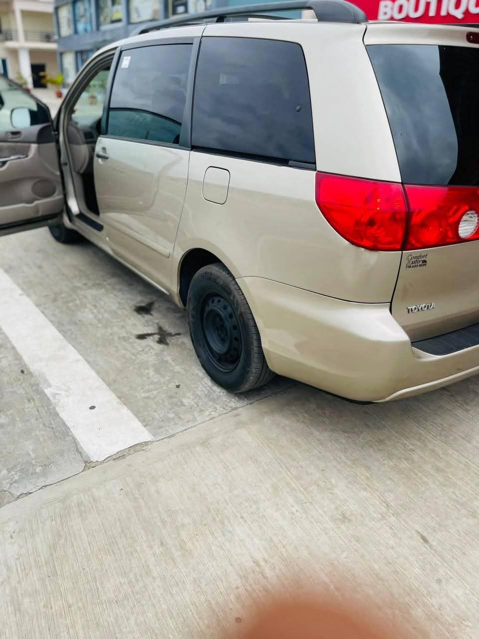 A picture of Toyota sienna