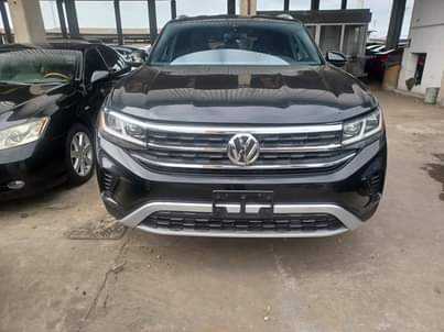 A picture of Volkswagen Atlas Cross Sport Se 2020 Black 3.6L 6