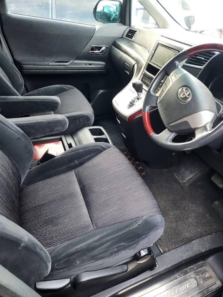 A picture of TOYOTA VELLFIRE No ELL WhatsApp call 2557 6248 3424 Price