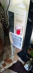 A picture of Water dispenser Inatoa maji moto na baridi Ina kifriji kidogo