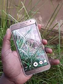 A picture of SAMSUNG J7