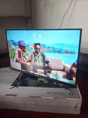 A picture of 32 inches led hisense digital flat screen flameless