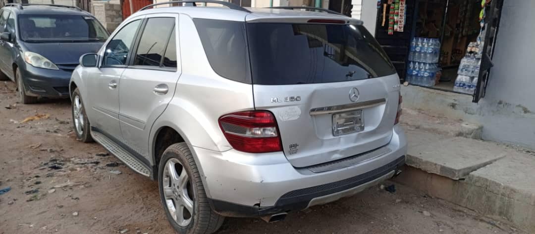 A picture of Mercedes Benz ML 350 07