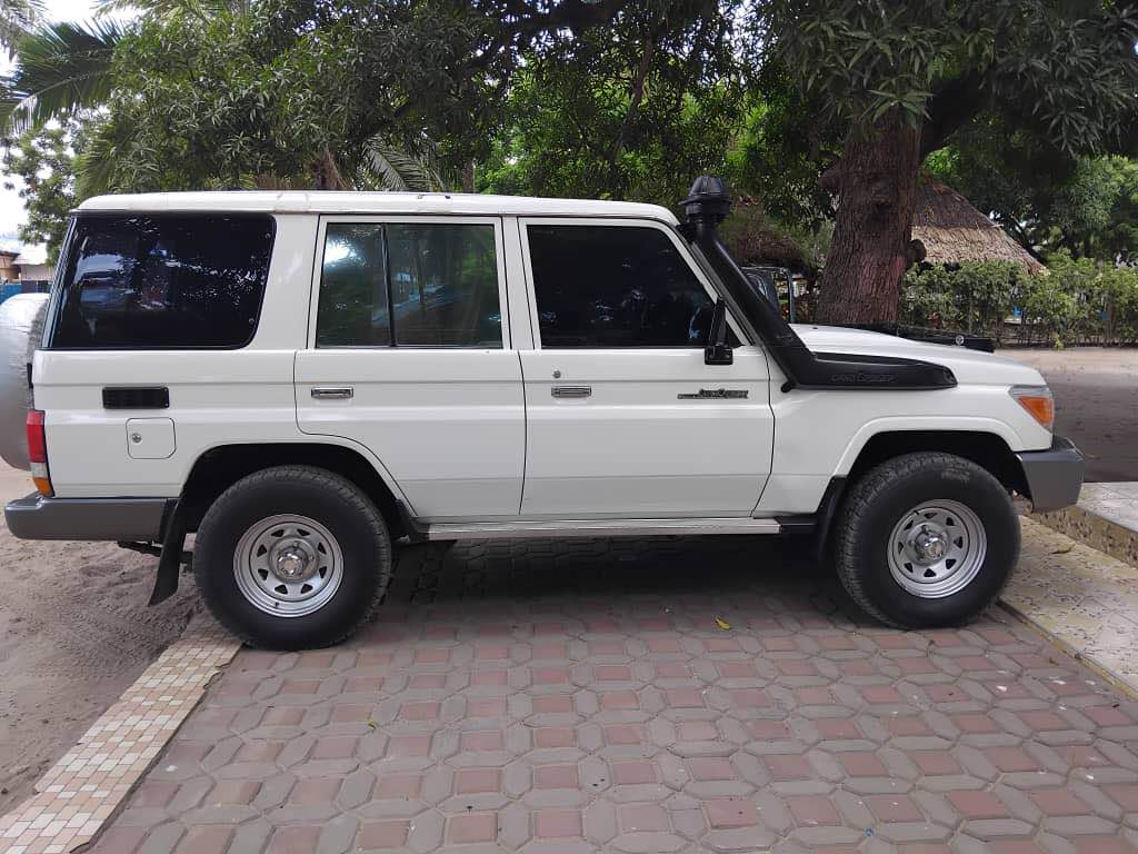 A picture of Landcruiser lx year 2014 engine 1hz full ac tsh 127