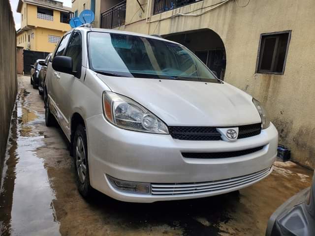 A picture of Toyota sienna 2005 model