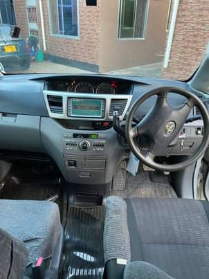 A picture of TOYOTA VOXY