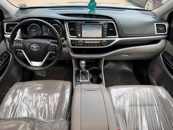 A picture of Very Mint Foreign Used 2019 Toyota Highlander Platinum with Keyless