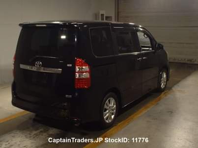A picture of 2011 TOYOTA NOAH