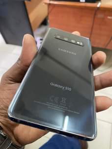 A picture of Samsung s10 plain