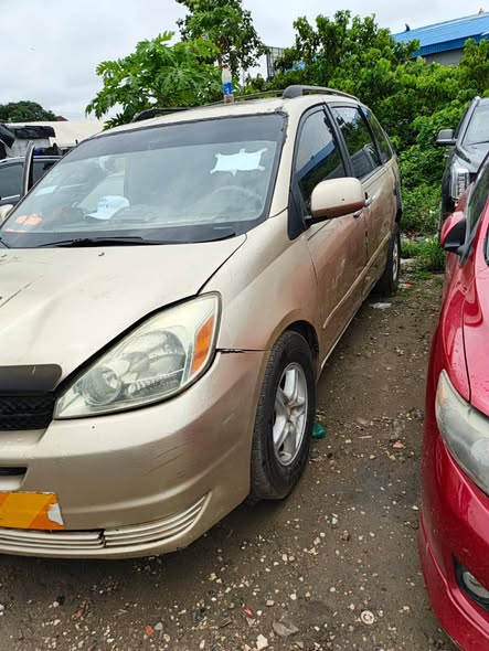 A picture of 2005 Toyota sienna