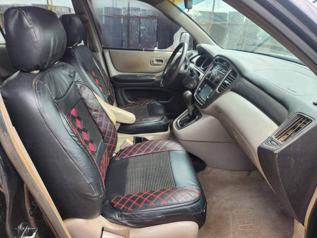 A picture of Very clean and sharp Toyota Highlander 04