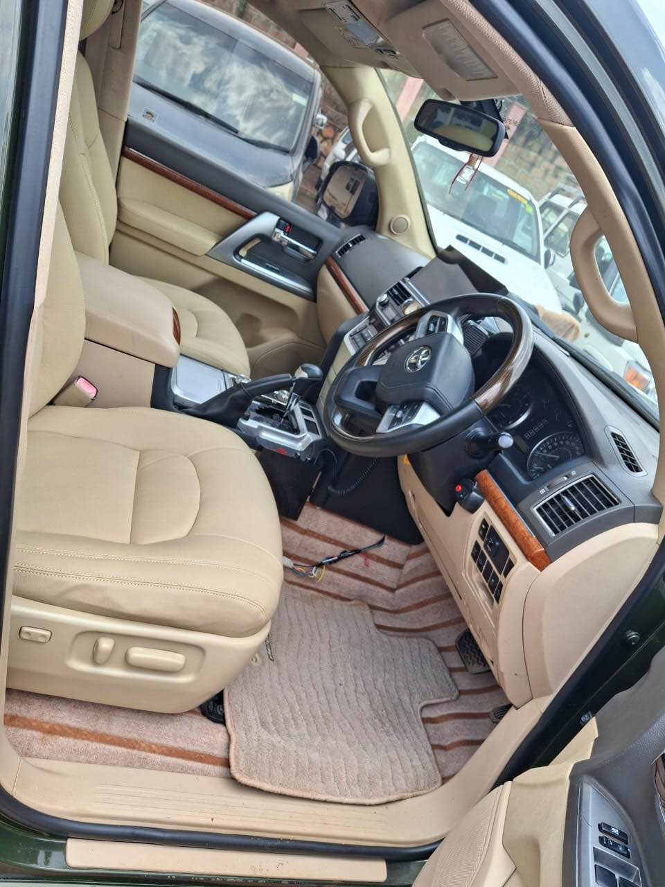 A picture of LAND CRUISER V8 diesel engine 2021 180m 0759317866
