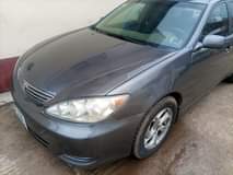 A picture of The three cars here is under distress sale Camry 2005