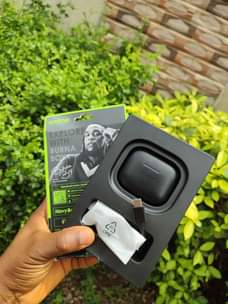 A picture of Original oraimo earpods open box in Nnewi last 40 hours