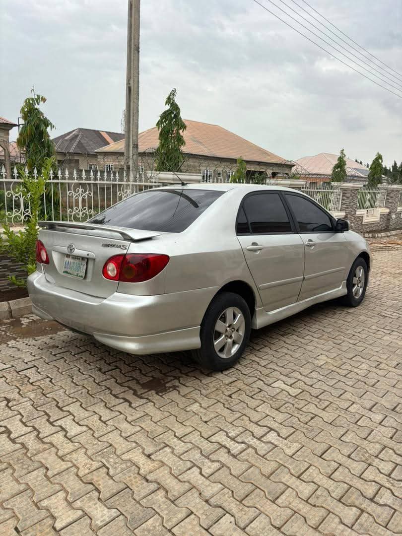 A picture of 2004 Toyota corolla
