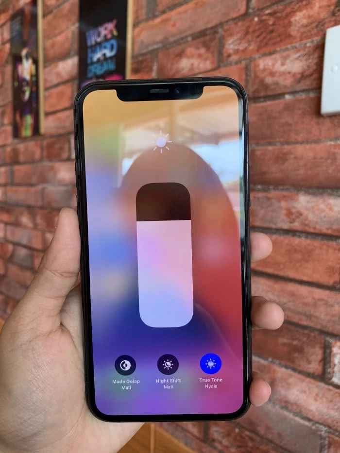 A picture of IPhone 11 pro max no face battery and display message