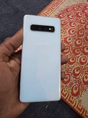 A picture of Samsung S10 Quick sale