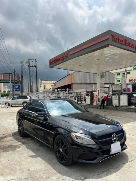 A picture of Mercedes Benz 2015 toks standard