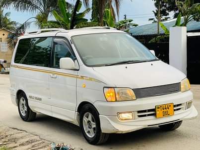 A picture of Toyota Noah sr40 gari mpya sana