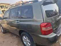 A picture of 2004 highlander registered 3row seats