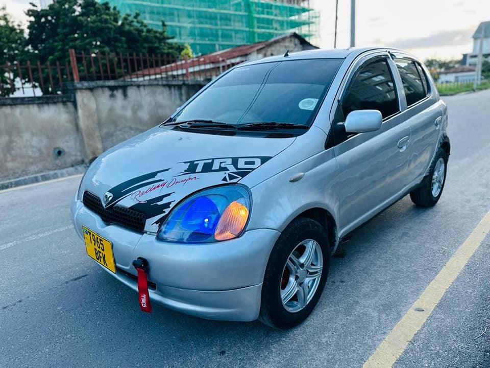 A picture of Toyota vitz old
