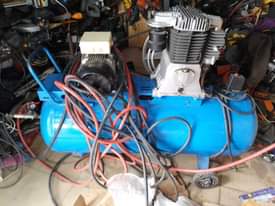 A picture of Compressor kubwaaaaa Full Haina kipengele Bei ni 2100000 Pigaaa 0744438090