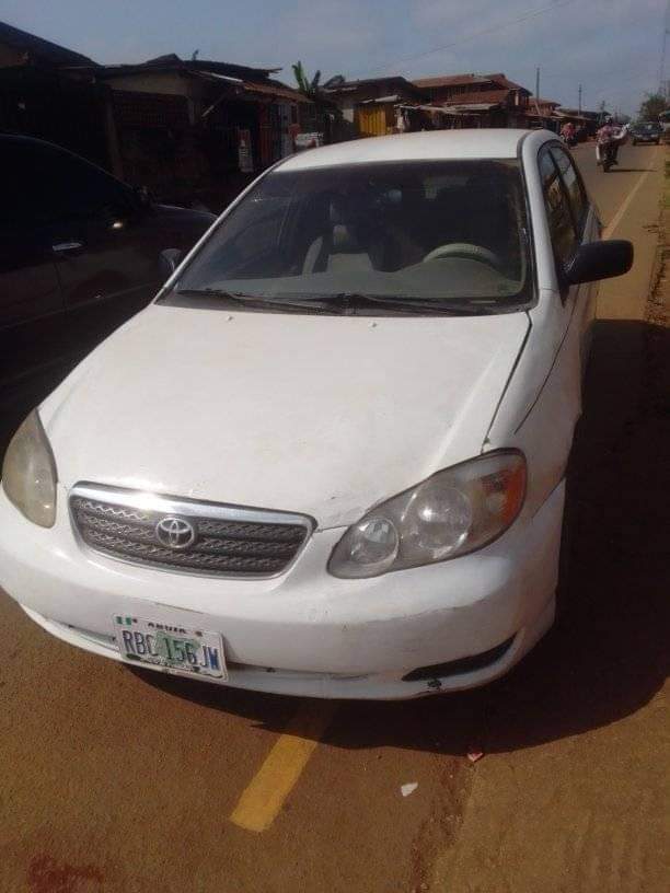 A picture of 2004 Toyota sedan