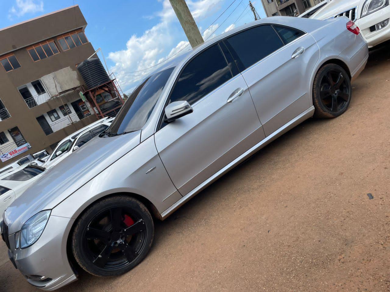A picture of MERCEDES BENZ E200