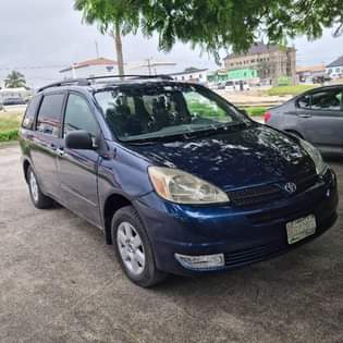 A picture of Toyota Sienna 2004