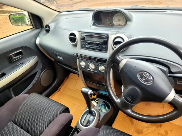 A picture of Toyota ist 2003