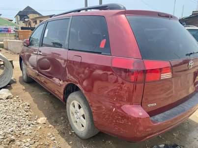 A picture of Toyota sienna 05