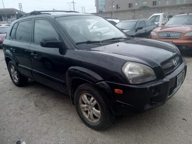 A picture of 2009 model Hyundai Tucson with faulty engine