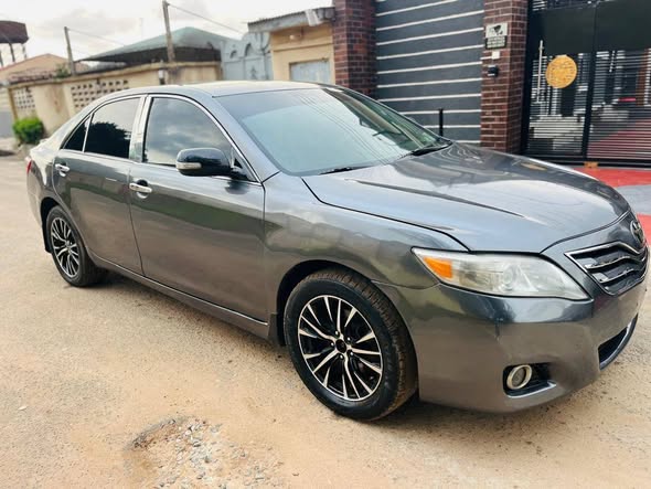A picture of 2009 XLE Toyota Camry Engine gear and AC working fine