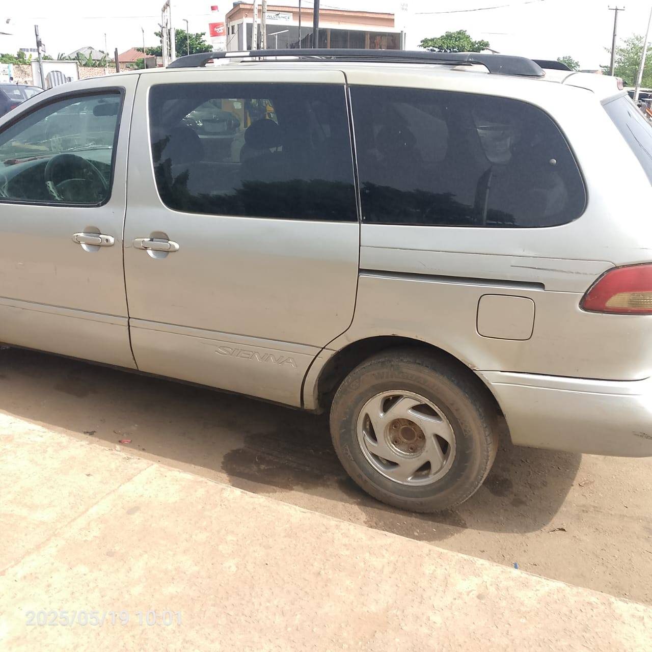A picture of Toyota Sienna 2002 Clean Register