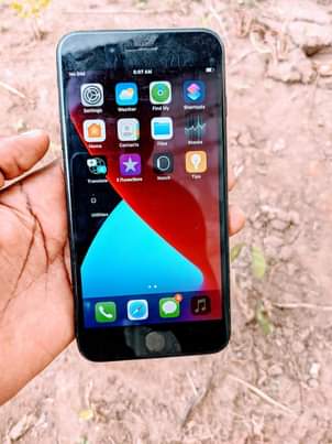 A picture of Iphone 7 plus imenyooka hii gb128 bh99 finger saaf