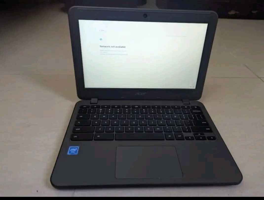 A picture of Acer CHROMEBOOK 10hrs backup 4 32gb with free charger