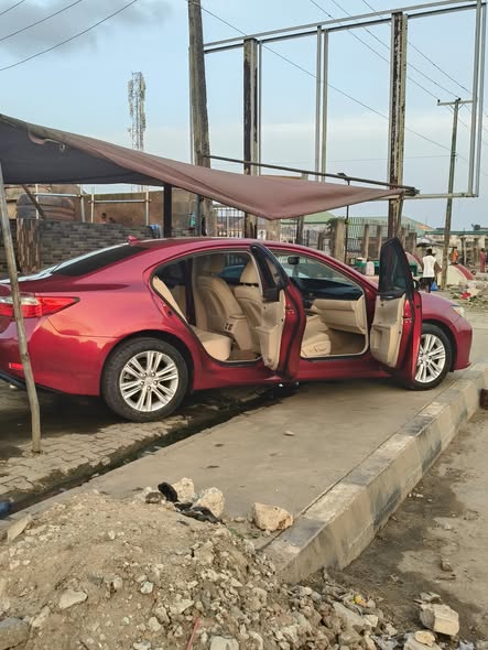 A picture of Lexus ES 350 FWD 2013 Red
