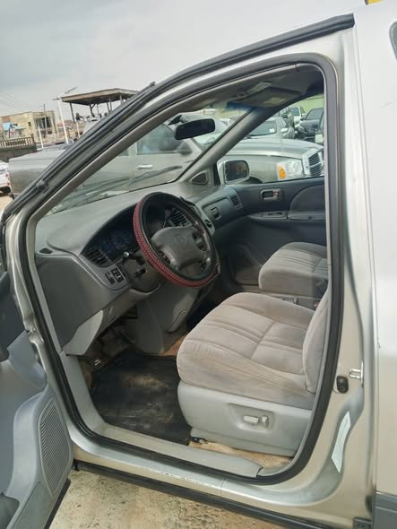 A picture of Toyota sienna 2002