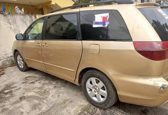 A picture of 04 TOYOTA SIENNA 3MZ SOUND ENGINE GEARBOX AC NOT COOLING